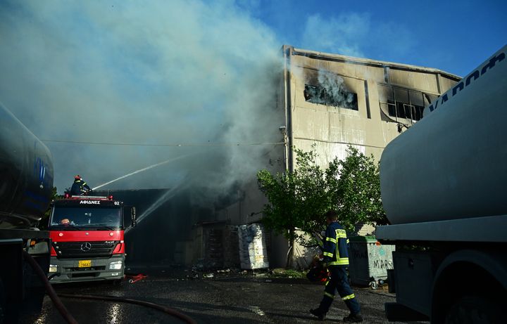 Προσπάθειες κατάσβεσης φωτιάς σε εργοστάσιο