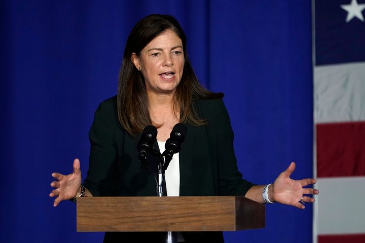 Die ehemalige republikanische Senatorin Kelly Ayotte aus New Hampshire spricht bei einer Wahlkampfveranstaltung am 22. September 2020 am Lanconia Municipal Airport in Guilford, New Hampshire.  Ayotte kündigte letztes Jahr an, dass sie für das Amt des Gouverneurs kandidieren werde, nur wenige Tage nachdem ihr republikanischer Landsmann Chris Sununu erklärt hatte, dass er keine Wiederwahl für eine fünfte Amtszeit anstrebe. 