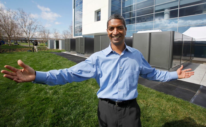 KR Sridhar, Mitbegründer und CEO von Bloom Energy, steht 2010 vor den Stromservern von Bloom Energy in den eBay-Büros in San Jose, Kalifornien. 