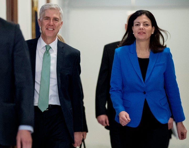 Die ehemalige Senatorin von New Hampshire, Kelly Ayotte, begleitet den damaligen Richter am Obersten Gerichtshof Neil Gorsuch zu einem Treffen auf dem Capitol Hill in Washington, D.C. im Jahr 2017. 