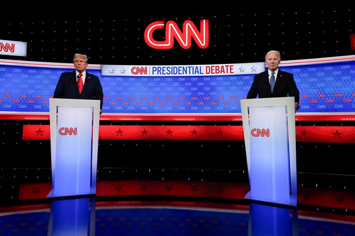 Präsident Joe Biden (rechts) und der ehemalige Präsident Donald Trump (links) bei der Präsidentschaftsdebatte 2024 in Atlanta.  Bidens Leistung in der Debatte führte zu Forderungen, er solle sich von der Präsidentschaftskandidatur zurückziehen.