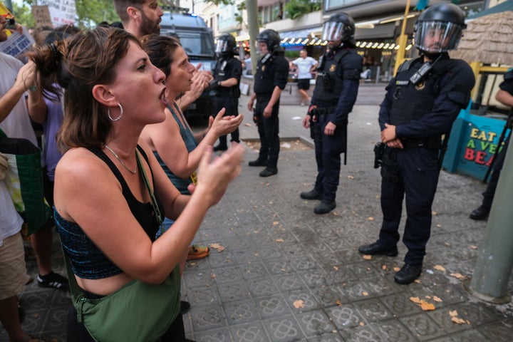 Βαρκελώνη, 6 Ιουλίου 2024: Διαδηλωτές κατά του υπερτουρισμού απέναντι στις αστυνομικές δυνάμεις.