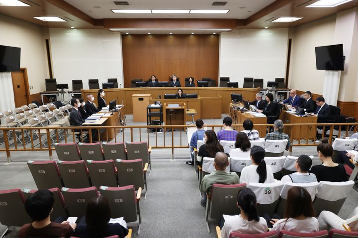 青葉真司被告の初公判が開かれた京都地裁の法廷＝2023年9月5日午前、京都市中京区［代表撮影］