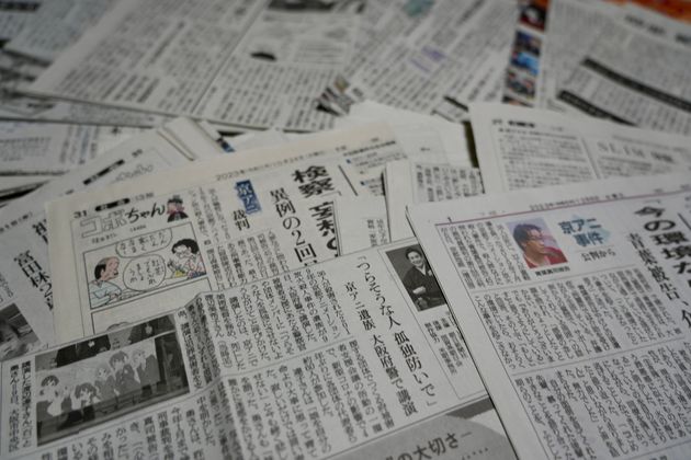 渡邊さん一家が5年間ためてきた新聞。この中に、被害者への差別や偏見を緩和するような記事はどれぐらいあるのだろうか。