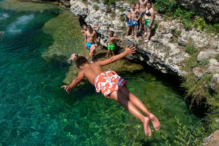 Ανάσα δροσιάς στον ποταμό Cijevna κοντά στην πρωτεύουσα Ποντγκόριτσα του Μαυροβουνίου - 11 Ιουλίου 2024.