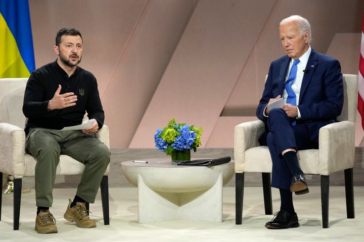 Ο πρόεδρος της Ουκρανίας Volodymyr Zelenskyy, αριστερά, μιλάει καθώς ο πρόεδρος Joe Biden ακούει κατά τη διάρκεια συνάντησης στο περιθώριο της Συνόδου Κορυφής του ΝΑΤΟ στην Ουάσιγκτον, Πέμπτη 11 Ιουλίου 2024. (AP Photo/Susan Walsh)