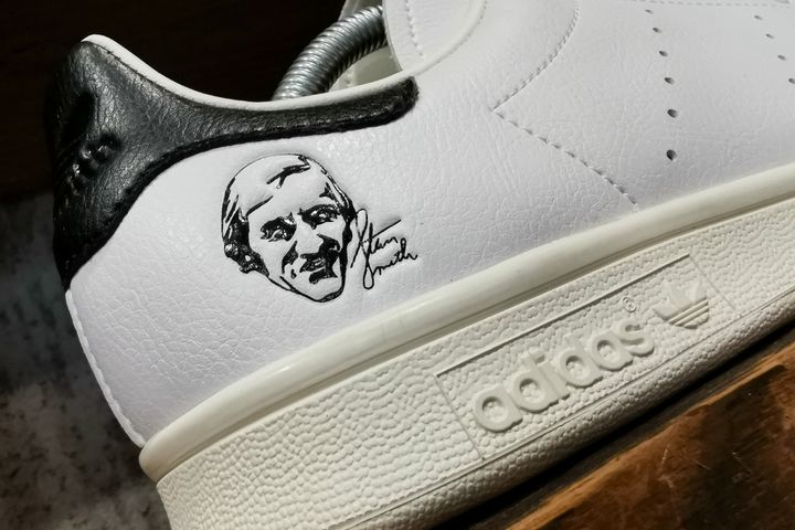 Tο διαχρονικό παπούτσι Stan Smith της Adidas σε κατάστημα αθλητικών ειδών - Κρακοβία, 26 Αυγούστου 2021.