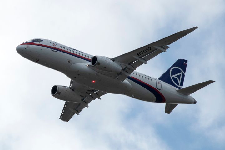 Ρωσικό επιβατικό αεροπλάνο Sukhoi Superjet 100 κατά τη διάρκεια της Διεθνούς Έκθεσης Αεροπορίας και Διαστήματος MAKS-2019 στο Ζουκόφσκι, έξω από τη Μόσχα, Ρωσία, Τρίτη 27 Αυγούστου 2019. (AP Photo/Pavel Golovkin)