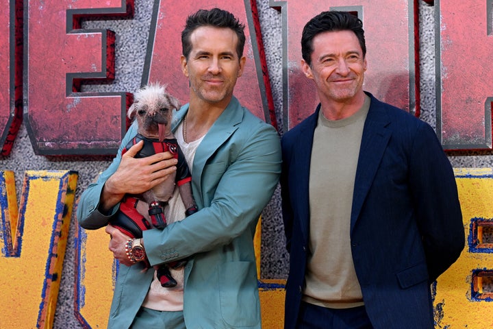 "Deadpool und Wolverine" Die Schauspieler Ryan Reynolds (links) und Hugh Jackman posieren für ein Foto mit Peggy, der britischen Schauspielerin "Der hässlichste Hund."