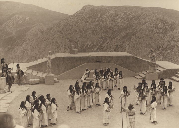 Στιγμιότυπο από την παράσταση Ικέτιδες, 1930. Αργυροτυπία με τονισμό σέπιας, 15,8 x 21,9 εκ. Κάτω αριστερά, ανάγλυφη σφραγίδα Photo Nelly’s Athens. Verso: βιολέ σφραγίδα.