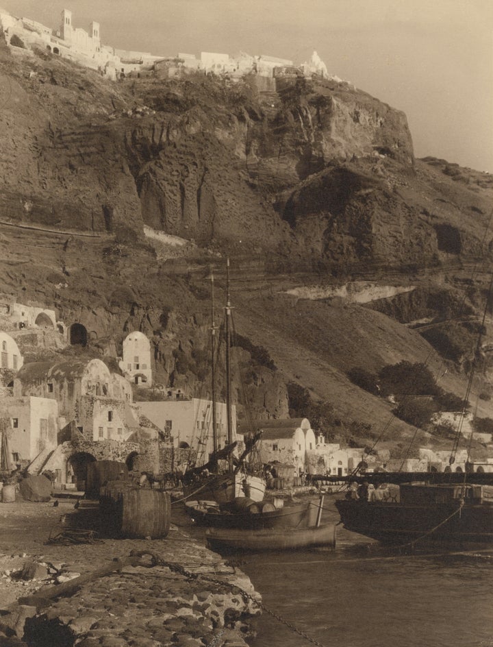 Η Σκάλα Φηρών, 1925-1930. Αργυροτυπία με τονισμό σέπιας, 27,8 x 21,1 εκ. Κάτω αριστερά, διπλή ανάγλυφη σφραγίδα Photo Nelly’s Athens. Verso: βιολέ σφραγίδα.