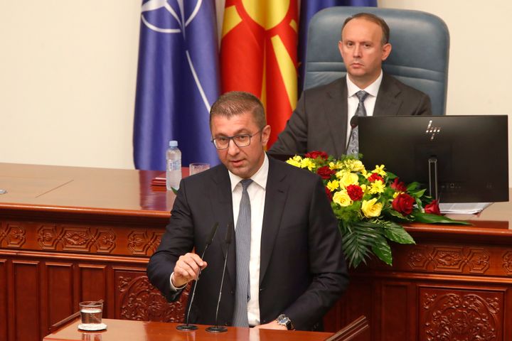 Ο Hristijan Mickoski, ηγέτης του κεντροδεξιού κόμματος VMRO-DPMNE και υποψήφιος πρωθυπουργός, μιλάει σε νομοθέτες κατά τη διάρκεια συνεδρίασης στο κτίριο του κοινοβουλίου στα Σκόπια, Βόρεια Μακεδονία, αργά την Κυριακή 23 Ιουνίου 2024. Το κοινοβούλιο της Βόρειας Μακεδονίας ενέκρινε αργά την Κυριακή μια νέα συντηρητική κυβέρνηση που προτάθηκε από ένα κεντροδεξιό κόμμα που κέρδισε τις εθνικές εκλογές του Μαΐου. (AP Photo/Boris Grdanoski)