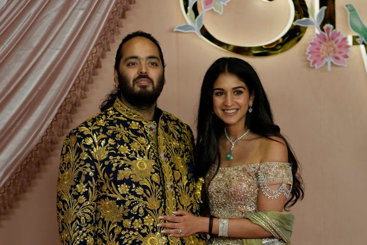 Anant Ambani und Radhika Merchant posieren für Fotografen während einer Party vor der Hochzeit in Mumbai, Indien, am 5. Juli.