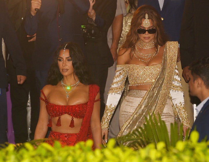 Kim Kardashian und Khloe Kardashian wurden bei der Ankunft bei Anant Ambanis Hochzeit am 12. Juli gesehen.