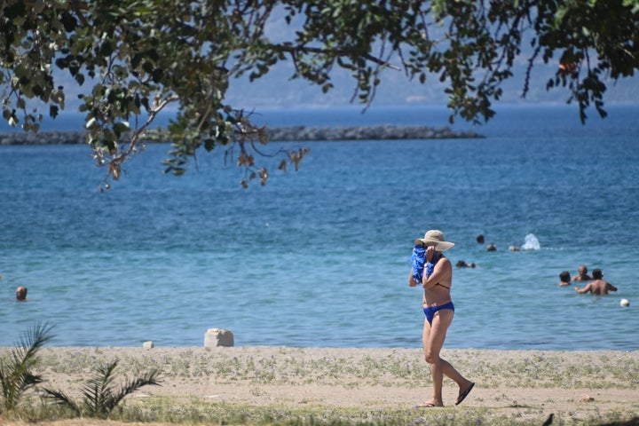 Ανά την Ελλάδα ο κόσμος αναζητά τη δροσιά πλάι στο κύμα.