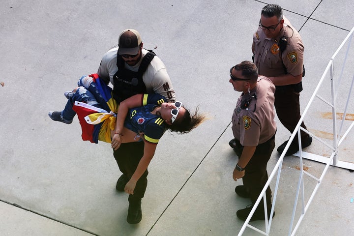 Ein Polizist trägt einen bewusstlosen Fan während des Copa-America-Finales 2024 zwischen Argentinien und Kolumbien im Hard Rock Stadium am 14. Juli 2024 in Miami Gardens, Florida.  (Foto von: Megan Briggs/Getty Images)