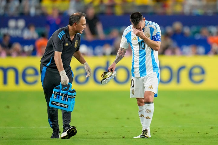 Der argentinische Star Lionel Messi verlässt das Spielfeld verletzt während des Endspiels der Copa America gegen Kolumbien in Miami Gardens, Florida, am Sonntag, 14. Juli 2024. (AP Photo/Julio Cortez)