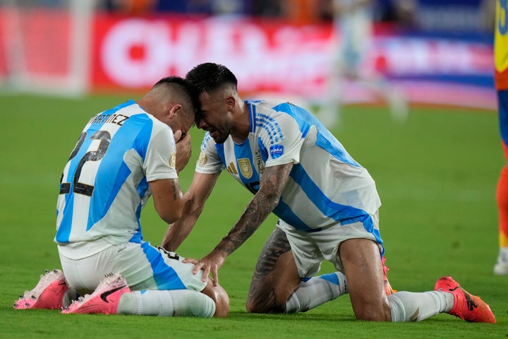 Der Argentinier Lautaro Martinez (links) und Nicolas Gonzalez feiern, nachdem sie Kolumbien im Finale der Copa America in Miami Gardens, Florida, am Sonntag, 14. Juli 2024, besiegt haben. (AP Photo/Wilfredo Lee)