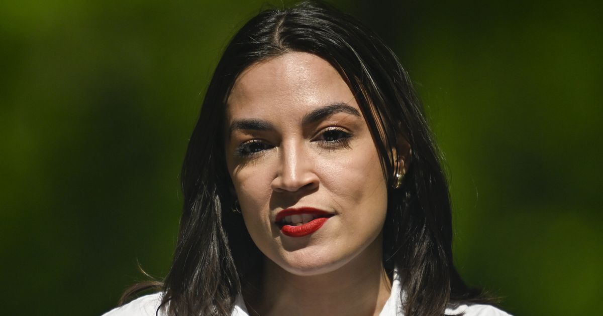 'You Should Retire': Ocasio-Cortez Rips 'Functionally Useless' Senior Dem Over Trump