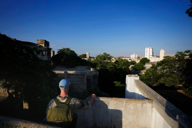 Αποψη της νεκρής ζώνη από ψηλά, υπό το άγρυπνο βλέμμα ενός κυανόκρανου.