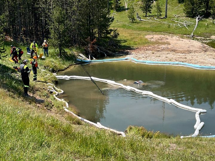 Am Freitag wurde ein SUV vom inaktiven Semi-Centennial Geyser Fountain im Wyoming-Gebiet des Yellowstone-Nationalparks abgeschleppt.