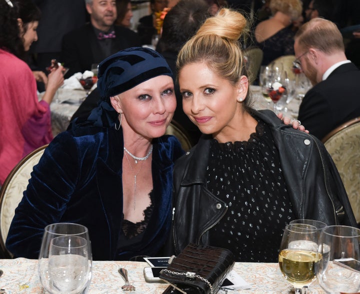 Shannen Doherty e Sarah Michelle Gellar no Giants of Science Los Angeles Gala da American Cancer Society em 5 de novembro de 2016.