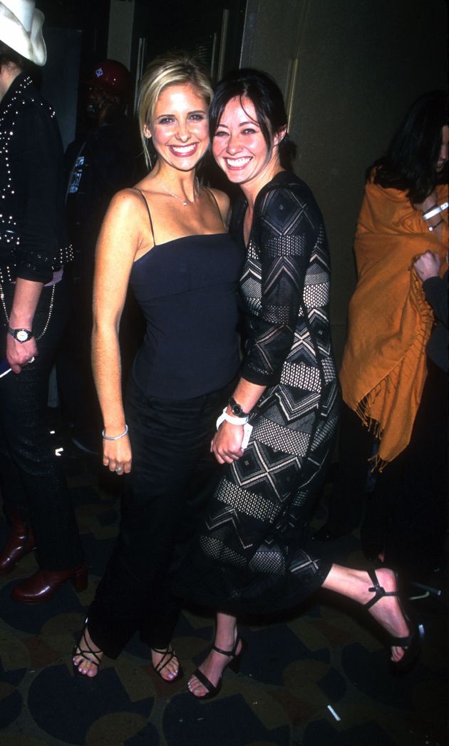 Sarah Michelle and Shannen partying together in 1999.