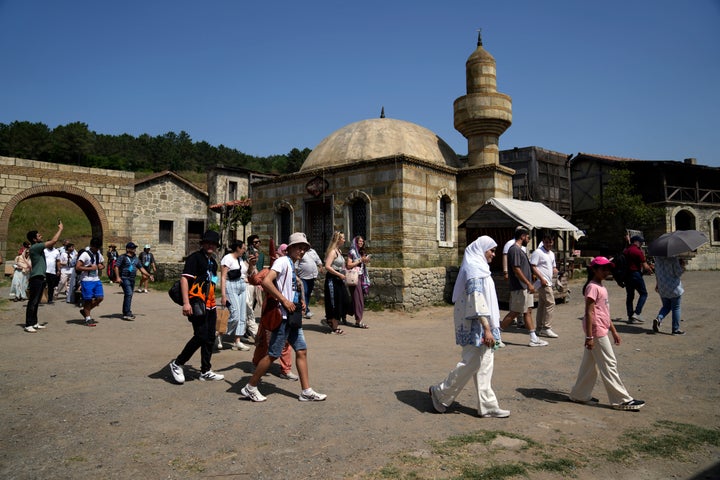 Ξενάγηση τουριστών στα υπαίθρια στούντιο Bozdağ - Κωνσταντινούπολη, 12 Ιουνίου 2024.