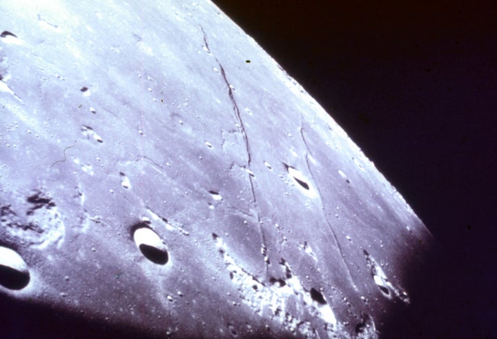 Una sección del Mar de la Tranquilidad se muestra en 1968. Los investigadores sospechan que hay cientos de cuevas en la luna que podrían alojar a futuros astronautas.