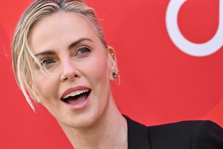 Charlize Theron comparece à festa de quarteirão 2024 do Charlize Theron Africa Outreach Project no sábado, 13 de julho. Durante o evento, ela contou ao E! News sobre o desafio de criar duas meninas.