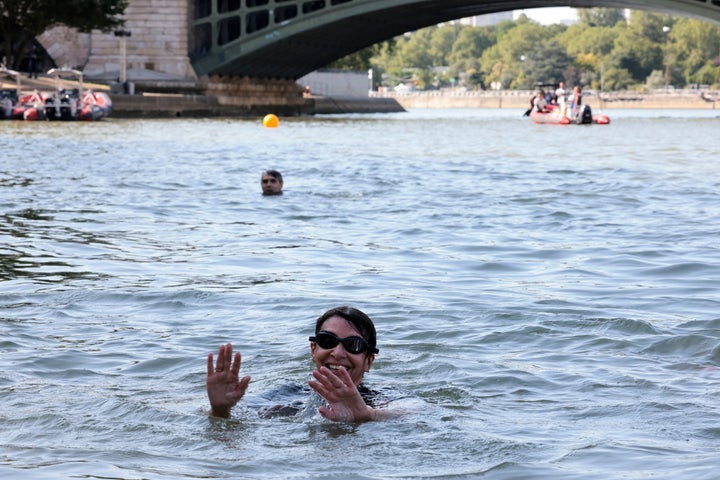 Η δήμαρχος του Παρισιού Anne Hidalgo κολυμπά στον ποταμό Σηκουάνα, Τετάρτη 17 Ιουλίου 2024 στο Παρίσι. Μετά από μήνες προσμονής, η δήμαρχος του Παρισιού Anne Hidalgo έκανε μια βουτιά στον ποταμό Σηκουάνα την Τετάρτη, εκπληρώνοντας μια υπόσχεση που είχε δώσει πριν από μήνες να δείξει ότι το ποτάμι είναι αρκετά καθαρό για να φιλοξενήσει αγώνες ανοιχτής κολύμβησης κατά τη διάρκεια των Ολυμπιακών Αγώνων του 2024 — καθώς και την τελετή έναρξης στο ποτάμι. (Joel Saget, Pool via AP)