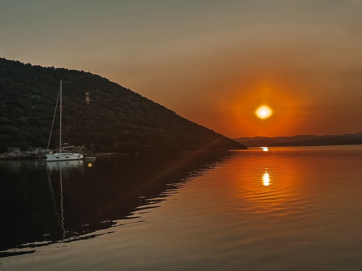 Ιστιοπλοϊκό αγκυροβολημένο στον κόλπο του νότιου Παγασητικού