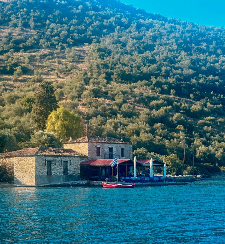 Από μακριά η ταβέρνα Άγγελος, ξακουστή για την περίφημη καραβιδομακαρονάδα και τη σαλάτα με το καρότο