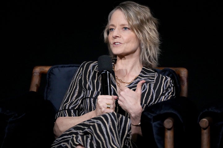 Η Jodie Foster μιλάει στη σκηνή του "True Detective: Night Country" FYC Screening & Panel Event στο Wolf Theatre της Τηλεοπτικής Ακαδημίας στο Saban Media Center στις 04 Ιουνίου 2024 στο Βόρειο Χόλιγουντ της Καλιφόρνια. (Φωτογραφία: Jeff Kravitz/FilmMagic για το HBO)