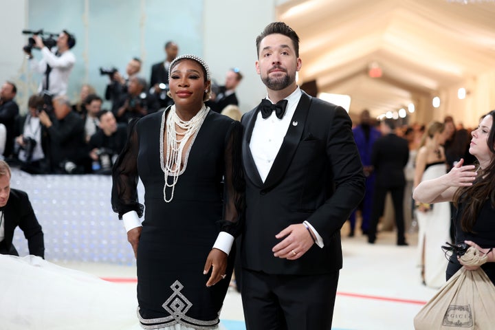 Serena Williams (links) und Alexis Ohanian werden bei der Met Gala am 1. Mai 2023 in New York City fotografiert.