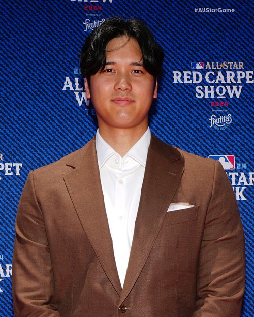 大谷翔平選手、“デコピンスーツ”でレッドカーペット登場「素敵なスーツ」「デコピン愛がすごい」 | ハフポスト アートとカルチャー