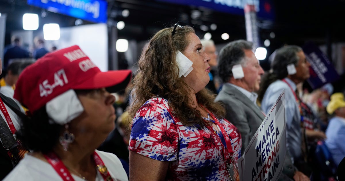 米共和党大会、耳に包帯やガーゼを貼る参加者が続出。トランプ氏への連帯示す | ハフポスト WORLD 米共和党大会、耳に包帯やガーゼを貼る参加者が続出。トランプ氏への連帯示す | ハフポスト WORLD