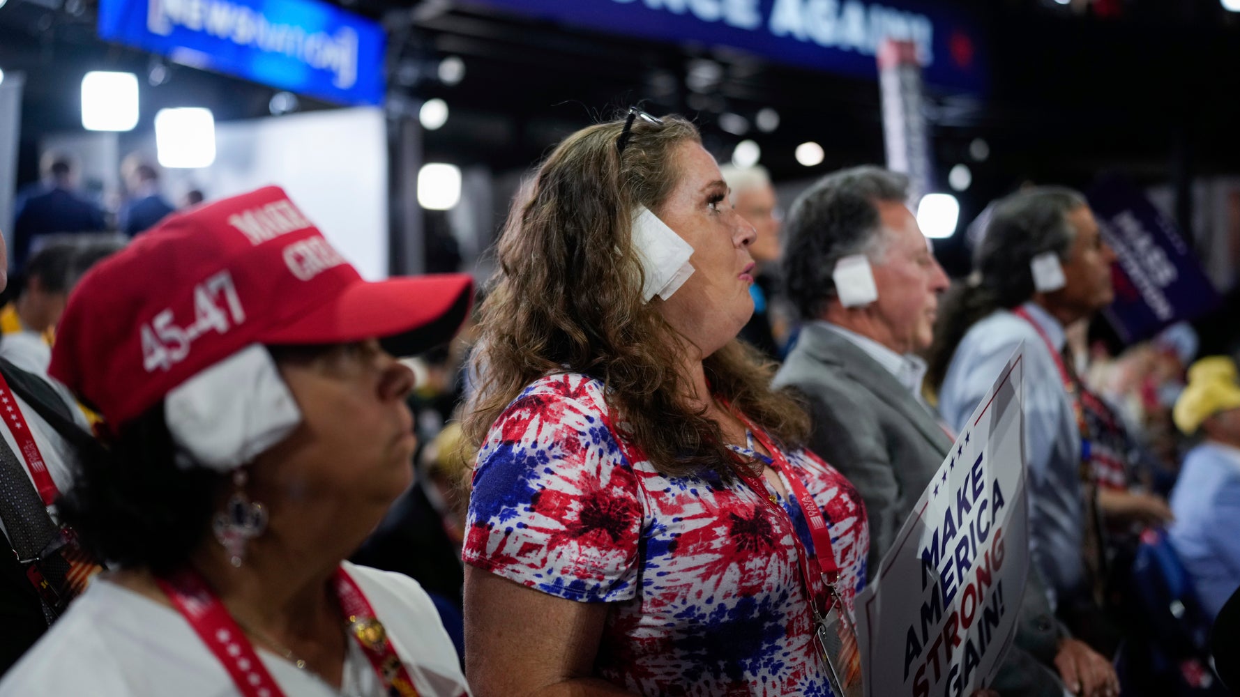 画像】顔の右側に包帯やガーゼ、紙を貼ってトランプ氏への連帯を示す