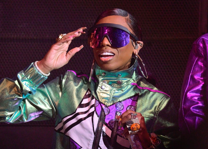 Elliott comemorou o feito galáctico compartilhando fotos de planetas e alienígenas dançando online.