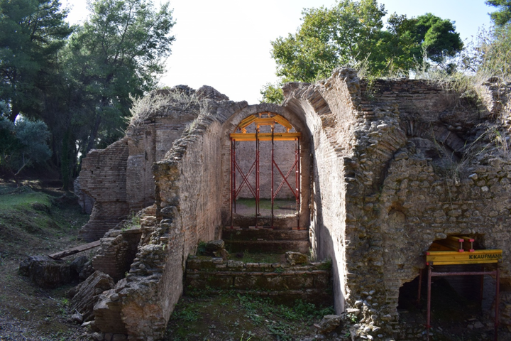 Αψίδα στην Οικία Νέρωνα με υποστήλωση