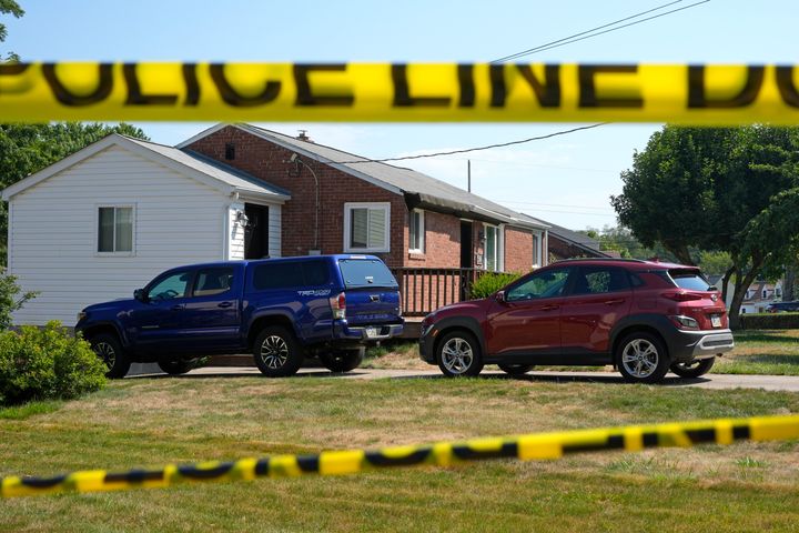 Das Foto zeigt ein Haus, das vermutlich mit dem Schützen in Bethel Park, Pennsylvania, in Verbindung steht.  Die Ermittler suchen nach Hinweisen darauf, was Thomas Matthew Crooks zu dem Versuch veranlasst haben könnte, Trump zu ermorden.