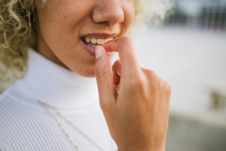 Missbrauch oder Überbeanspruchung der Kiefergelenke können unter anderem zu Kopfschmerzen und arthritisbedingten Veränderungen führen.