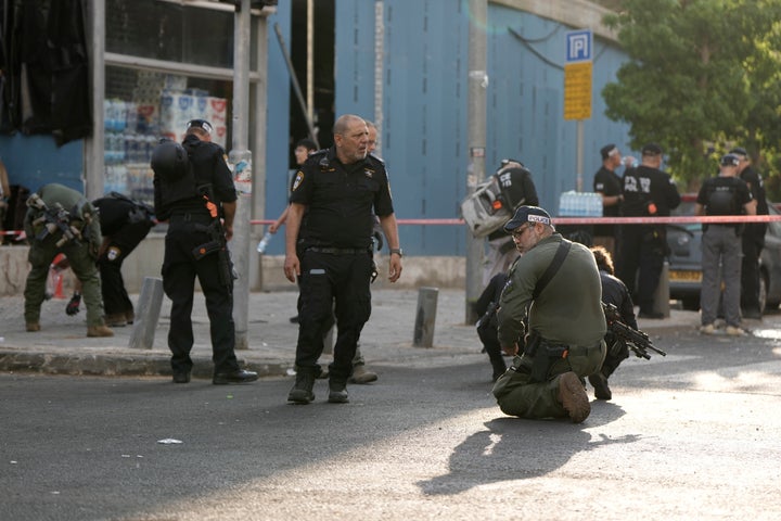 Η ισραηλινή αστυνομία εξετάζει το σημείο της έκρηξης που προκλήθηκε όπως φαίνεται από επίθεση με drone (19 Ιουλίου 2024)