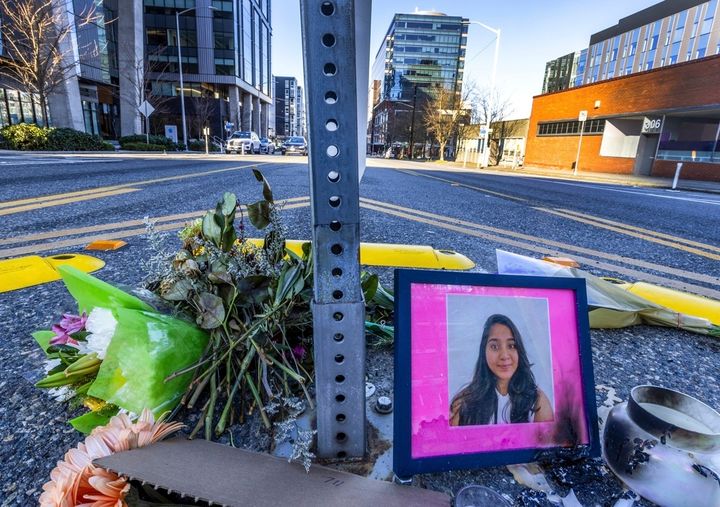 Ein Foto von Jahnavi Kandola mit Blumen ist am 29. Januar 2023 in Seattle zu sehen.