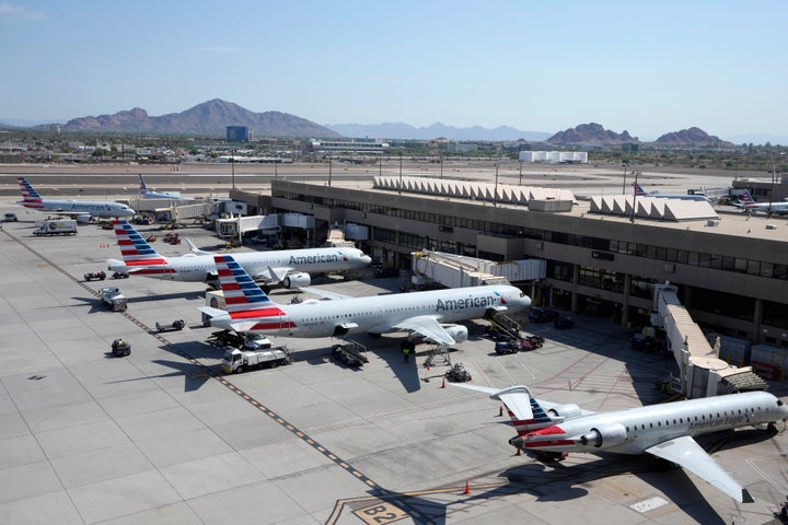 Καθηλωμένα αεροσκάφη της American Airlines στο αεροδρόμιο του Φοίνιξ Sky Harbor (19 Iουλίου 2024)