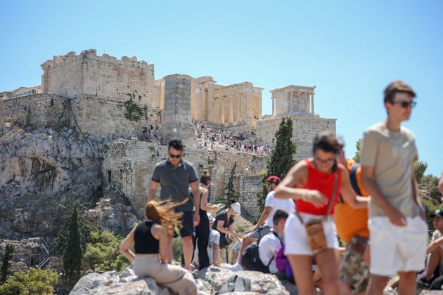 Μέχρι αύριο Δευτέρα 22 Ιουλίου θα διατηρηθούν στη χώρα μας οι πολύ υψηλές θερμοκρασίες με μέγιστες τιμές τοπικά πάνω από τους 40 βαθμούς Κελσίου.