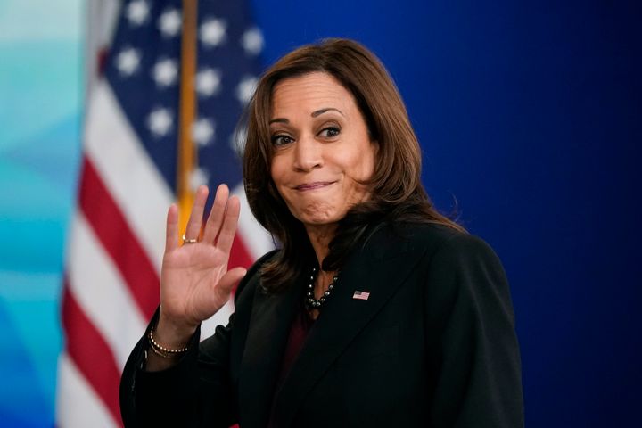 Η αντιπρόεδρος των ΗΠΑ, Kamala Harris χαιρετά καθώς αναχωρεί μετά την ομιλία της στη Σύνοδο Κορυφής των Φυλετικών Εθνών στο αμφιθέατρο του South Court στην πανεπιστημιούπολη του Λευκού Οίκου, 16 Νοεμβρίου 2021, στην Ουάσινγκτον.