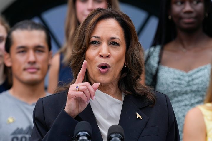 Η αντιπρόεδρος Kamala Harris μιλάει από το νότιο γκαζόν του Λευκού Οίκου στην Ουάσινγκτον, Δευτέρα 22 Ιουλίου 2024, κατά τη διάρκεια εκδήλωσης με αθλητές κολεγίων NCAA. Αυτή είναι η πρώτη δημόσια εμφάνισή της αφότου ο πρόεδρος Τζο Μπάιντεν την υποστήριξε για να είναι η επόμενη υποψήφια πρόεδρος του Δημοκρατικού Κόμματος. (AP Photo/Susan Walsh)