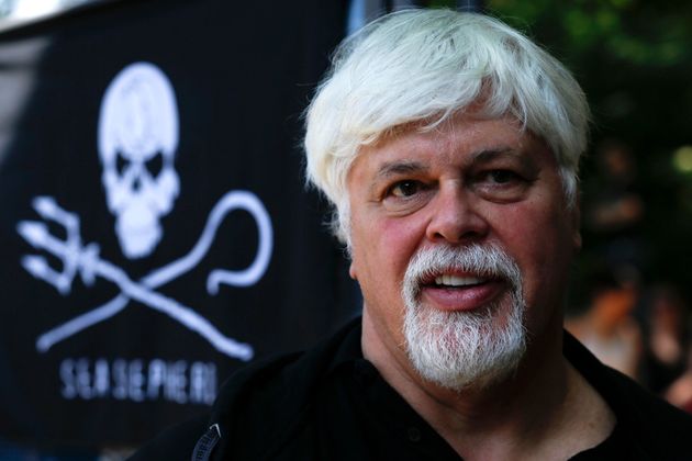 Ο Paul Watson ιδρυτής και πρώην πρόεδρος της οργάνωσης για τα δικαιώματα των ζώων και την προστασία του περιβάλλοντος Sea Shepherd Conservation, συμμετέχει σε διαδήλωση κατά της κυβέρνησης της Κόστα Ρίκα κοντά στην κατοικία του προέδρου της Γερμανίας κατά τη διάρκεια της επίσκεψης του προέδρου της Κόστα Ρίκα στο Βερολίνο, Γερμανία, την Τετάρτη 23 Μαΐου 2012.