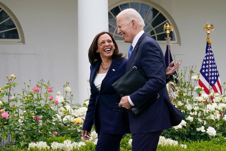 Präsident Joe Biden geht 2021 mit Vizepräsidentin Kamala Harris im Rosengarten des Weißen Hauses spazieren.